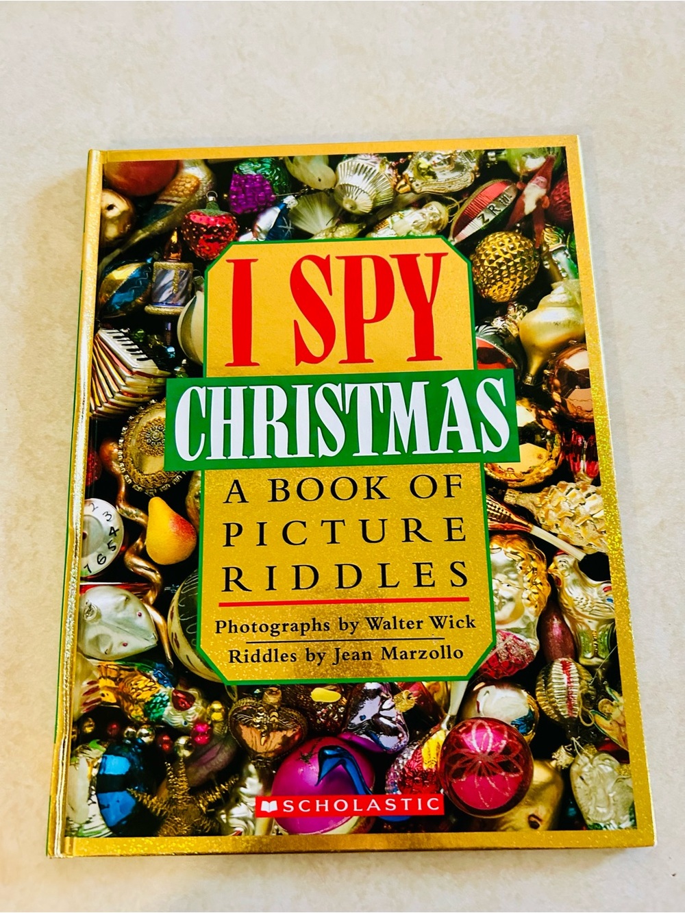 (3/$10) I SPY Christmas: A Book of Picture Riddles - Scholastic